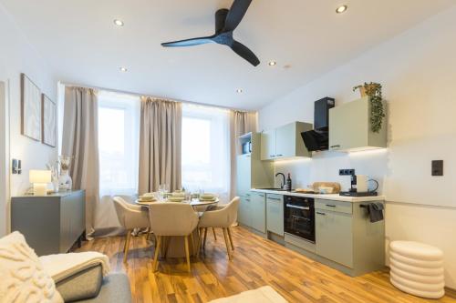 Kuchyň nebo kuchyňský kout v ubytování FlowApartment Hof, 24h Checkin, IR-Sauna, Parkplatz, WLan250Mbit