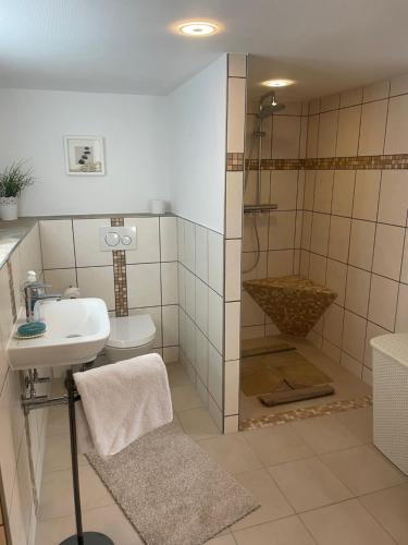 a bathroom with a sink and a shower at Möwennest in Timmendorfer Strand