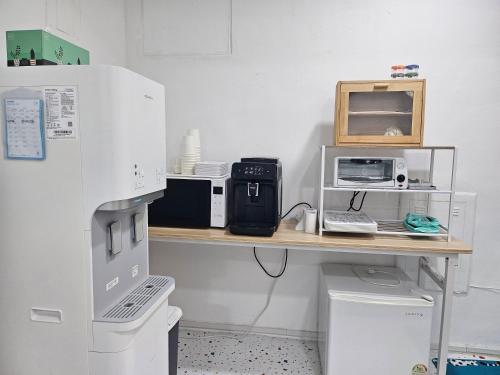 una cucina con un tavolo con sopra degli elettrodomestici di 목포 달달마실 103호 a Samgong-ni