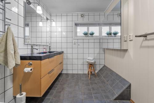 Et badeværelse på Stornes Gård Guesthouse