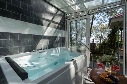 Billede fra billedgalleriet på StayVista at Crescent Peak with Bonfire & Gazebo i Solan