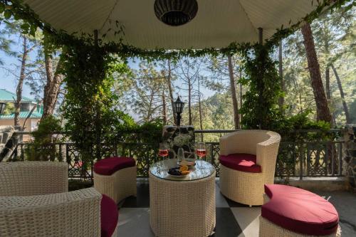 En balkon eller terrasse på StayVista at Crescent Peak with Bonfire & Gazebo