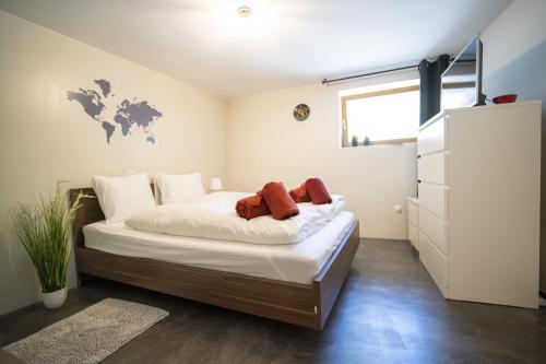 a bedroom with a bed with two stuffed animals on it at Studio Nuna EG in Ardez