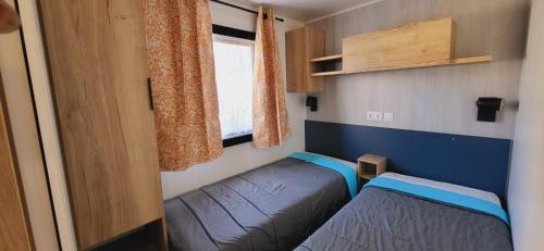 Ένα ή περισσότερα κρεβάτια σε δωμάτιο στο Les mobilhomes helvétiques 4 étoiles Mar Estang Canet en Roussillon