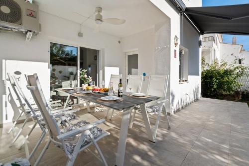 Modern 5BR Villa with Rooftop Sea Views