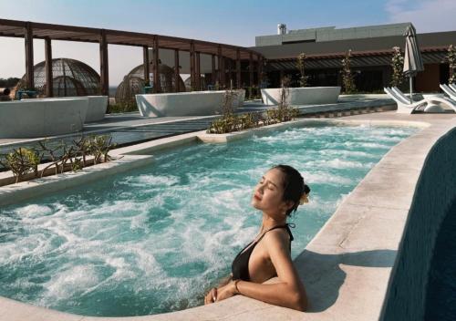 Bazén v ubytování Condotel Highfloor Sea View - Apec Mandala Mui Ne nebo v jeho okolí