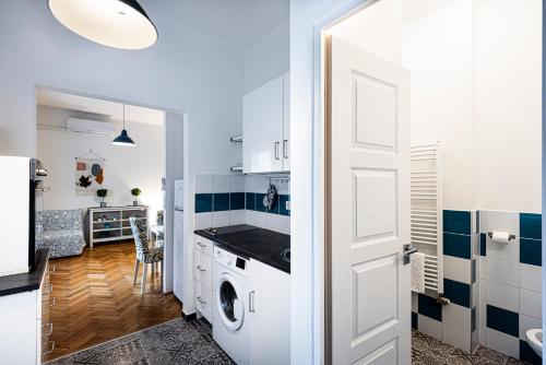 Η κουζίνα ή μικρή κουζίνα στο Colors Apartments