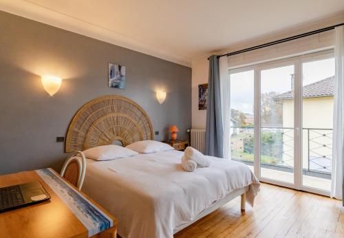 En eller flere senge i et værelse på Villa Amistad - centre - parking - jardin - lave linge et vaisselle