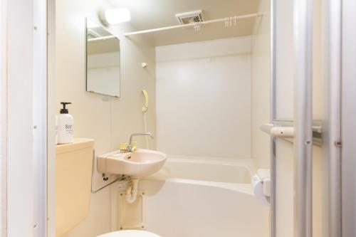 -Flats303- 1-minute walk from Okubo Station! 6-minute walk from Shin-Okubo Station! Within walking distance of Shinjuku Station!
