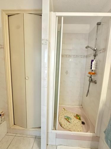 Ένα μπάνιο στο Apartment 2 steps from Ile-Rousse Beach