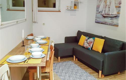 ein Wohnzimmer mit Tisch und Couch in der Unterkunft Lovely Apartment In Mali Ston With Wifi in Mali Ston