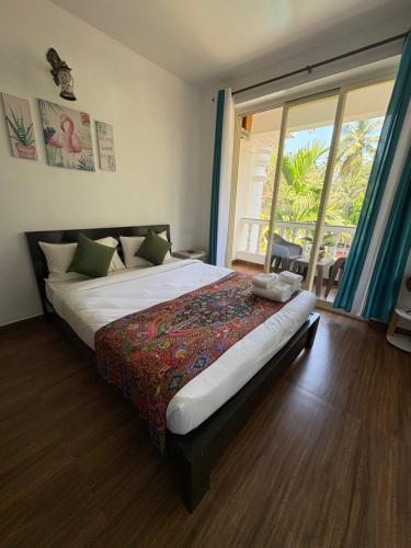 Ένα ή περισσότερα κρεβάτια σε δωμάτιο στο Nature's Inn Luxury Villa Morjim Goa