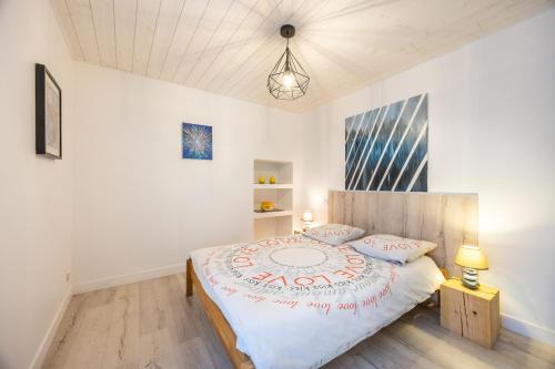 una camera da letto con un letto grande in una stanza di Agréable Maison Sablaise a Les Sables-dʼOlonne