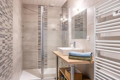 un bagno con lavandino e doccia di Agréable Maison Sablaise a Les Sables-dʼOlonne