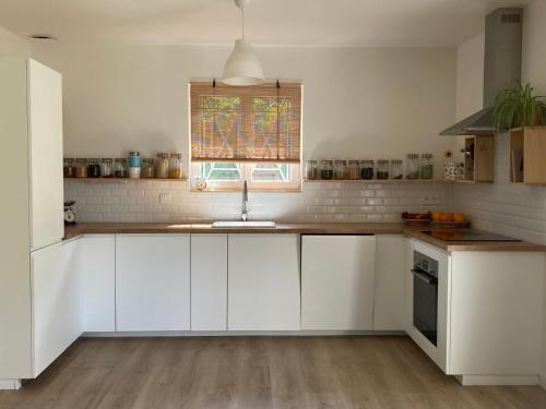 Η κουζίνα ή μικρή κουζίνα στο Modern family home with hot tub and garden