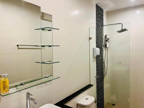un bagno con doccia in vetro e WC di Pooky Pool Villa Aonang a Ban Nong Chaeng