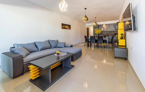 3 Bedroom Cozy Apartment In Pula