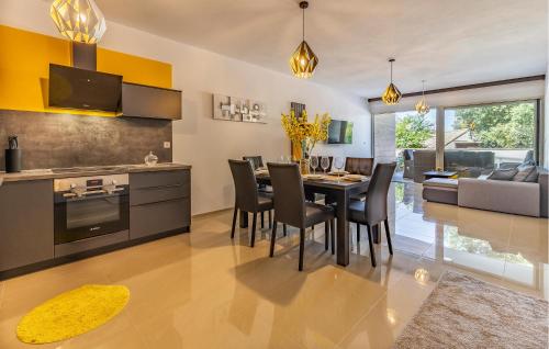 Η κουζίνα ή μικρή κουζίνα στο Cozy Apartment In Pula