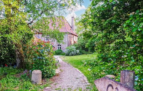 Vườn quanh 3 Bedroom Beautiful Home In Renty