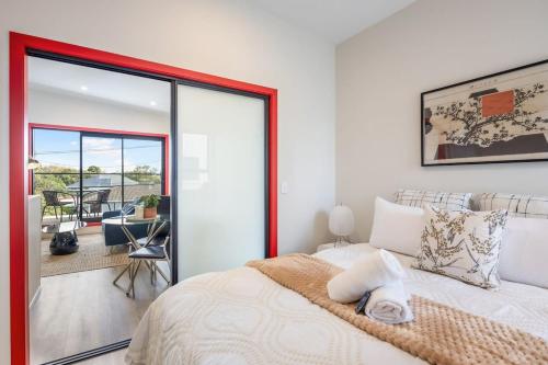 Un pat sau paturi într-o cameră la The Zen Den - Secret Refuge on Birch Street