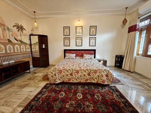 Un dormitorio grande con una cama y una alfombra. en PichwaiHouse, en Jaipur