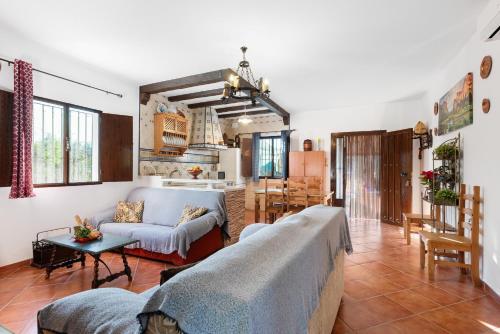 Caminito Del Rey Valley House في Valle de Abdalagís: غرفة معيشة بها أريكة وطاولة
