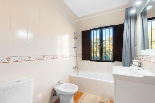 Caminito Del Rey Valley House في Valle de Abdalagís: حمام أبيض مع حوض ومرحاض