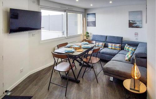 un salon avec un canapé et une table dans l'établissement Appartement Proche Mer, à Quiberville