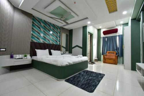 Una cama o camas en una habitación de Asha Banquet And Hotels