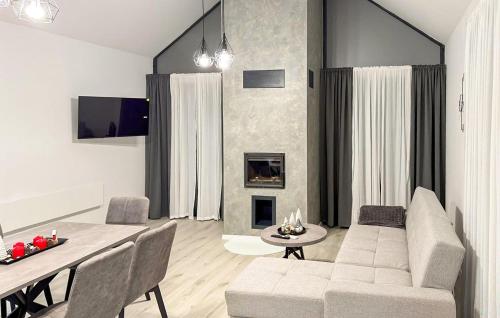 Μια τηλεόραση ή/και κέντρο ψυχαγωγίας στο Beautiful Home In Donja Stubica With Wifi