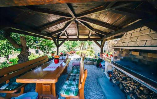Amazing Apartment In Podstrana With Wifi