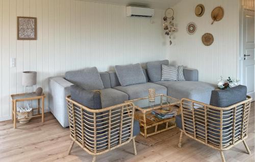 Χώρος καθιστικού στο Amazing Home In Mesinge With Wifi