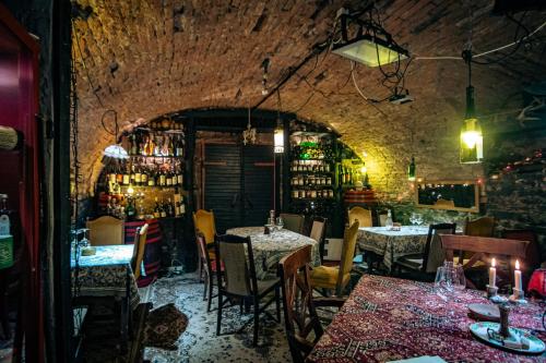 a restaurant with tables and chairs in a room at Varsádi Birtok Piano in Somlóvásárhely
