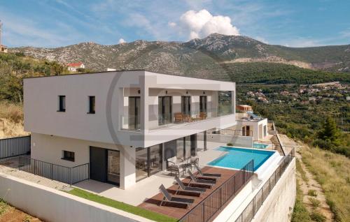 Luxurious Home In Klis