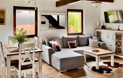 una sala de estar con un sofá y una mesa en Nice Home In Prokowo With Sauna, en Prokowo