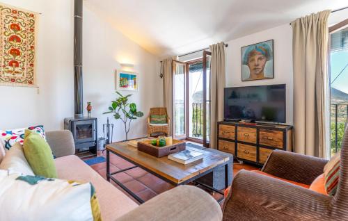 Et tv og/eller underholdning på Stunning Home In Zahara De La Sierra With Wifi