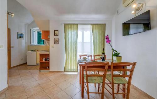 Nice Apartment In Bol With Wifi في بول: مطبخ وغرفة طعام مع طاولة وكراسي