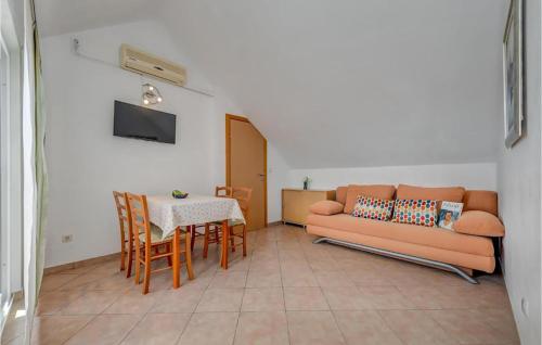 Nice Apartment In Bol With Wifi في بول: غرفة معيشة بها أريكة وطاولة