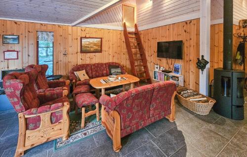 Et tv og/eller underholdning på Gorgeous Home In Steinsholt With Harbor View