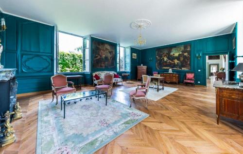 Χώρος καθιστικού στο Stunning Home In Marmagne With Wifi