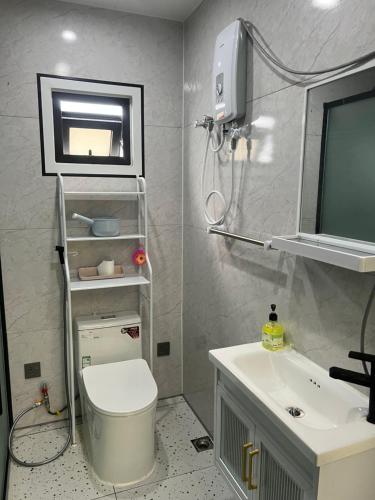 Et badeværelse på Grace Mt Kinabalu Pods