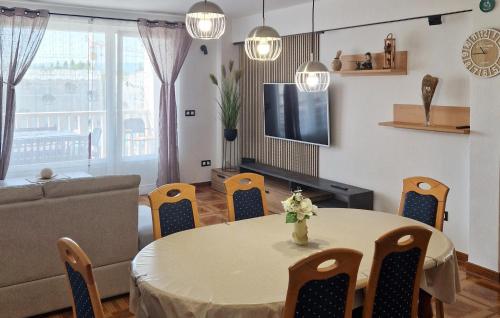 2 Bedroom Cozy Apartment In Omis