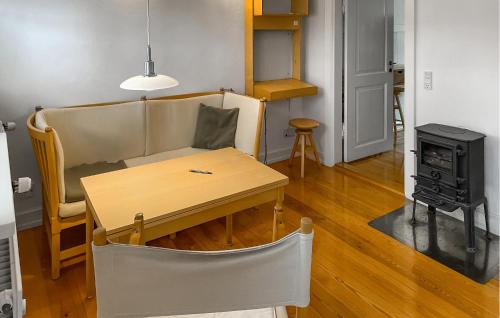 Nhà bếp/bếp nhỏ tại Nice Home In Bogense With Wifi