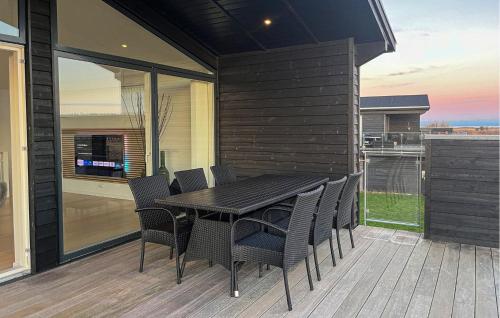 En balkon eller terrasse på 3 Bedroom Amazing Home In Frederikshavn