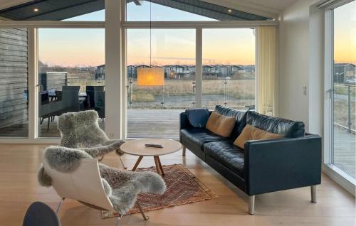 Et opholdsområde på 3 Bedroom Amazing Home In Frederikshavn