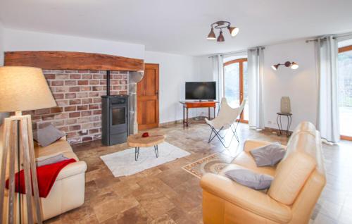 una sala de estar con un sofá y una chimenea en Nice Home In St Cirgues De Prades With Private Swimming Pool, Can Be Inside Or Outside, en Jaujac