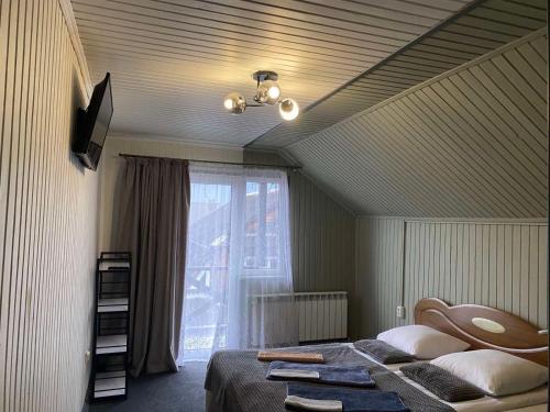 ヤレムチャにあるCarpathian manorのベッドと天井扇風機のある寝室