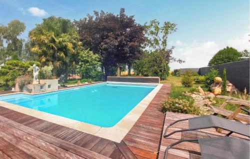 una piscina en un patio con terraza de madera en Nice Home In Herry With Heated Swimming Pool, en Herry