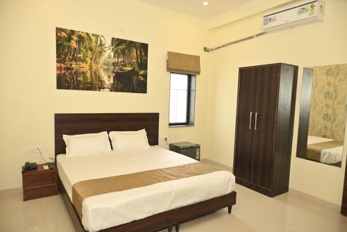 SHAURYAAKSH HOTEL & Home stay في جايبور: غرفة نوم بها سرير كبير وحمام