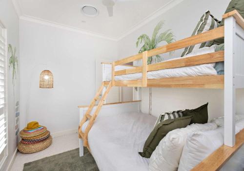 Giường trong phòng chung tại Coastal Nest - Walk to Windang Beach